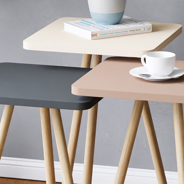 Set de 3 tables d'appoint Hobro carrées trépied [en.casa]